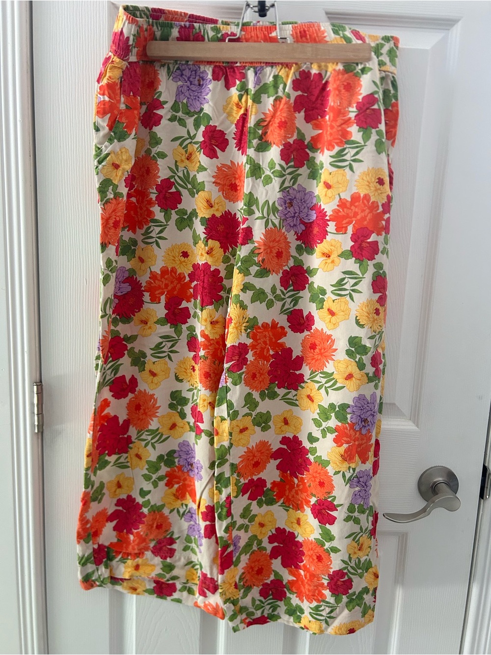 Jules & Leopold Cream Floral Cropped Pants with Red, Orange & Yellow Blooms
